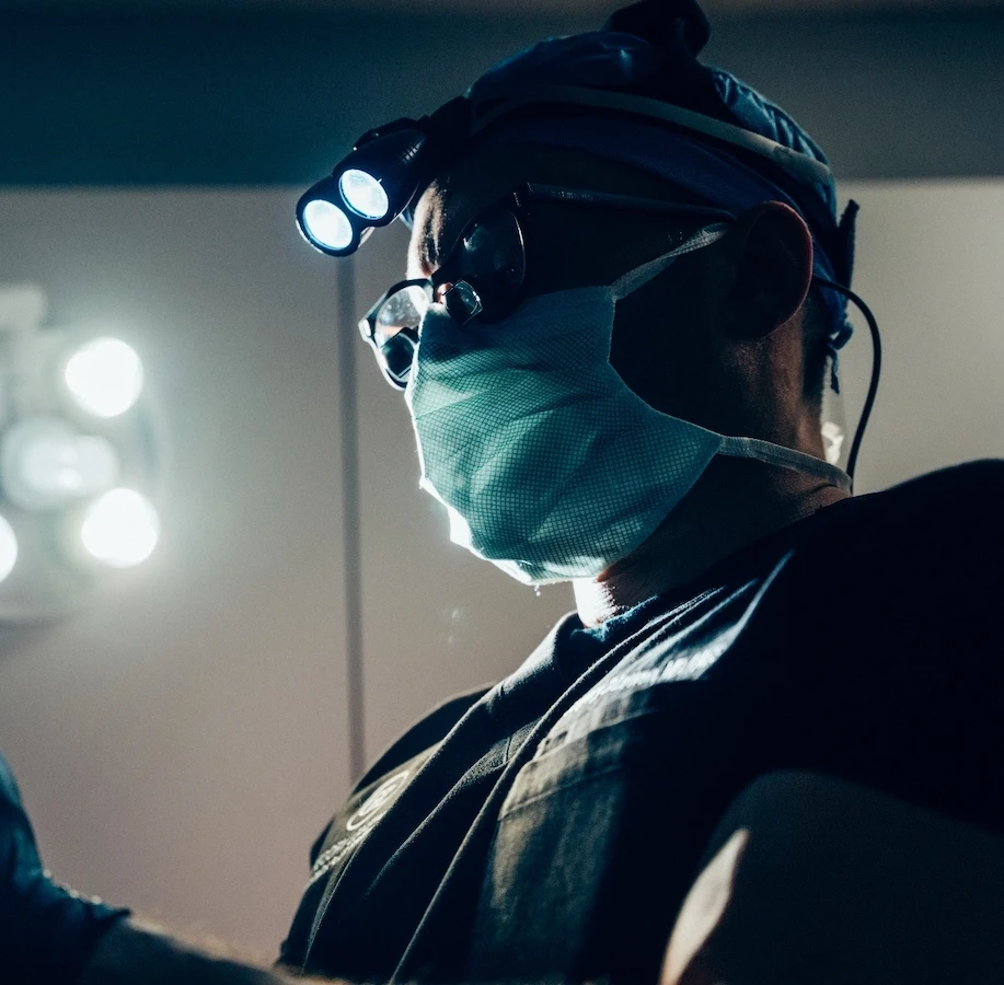 dr lewen in dark scale performing surgery | Top Miami Surgeon Gregory D. Lewen, MD